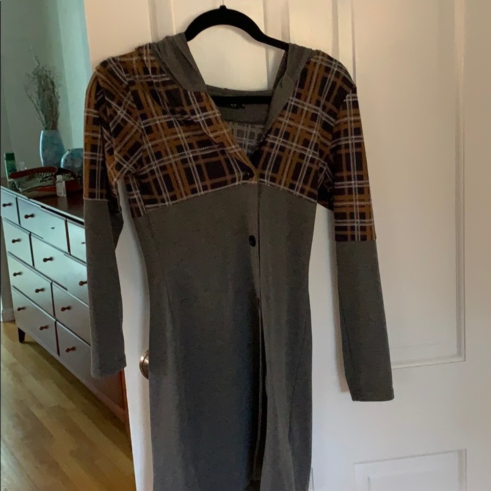 Dress/ top goes well with leggings.